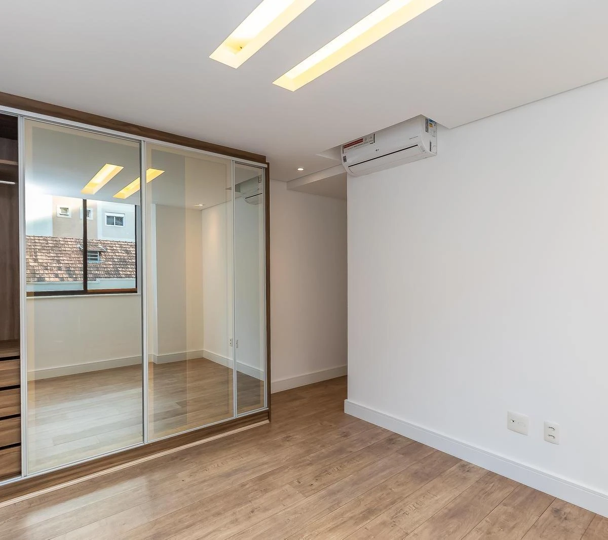 Квартира 71 м² с застеклённым балконом и панорамными окнами — photo 4