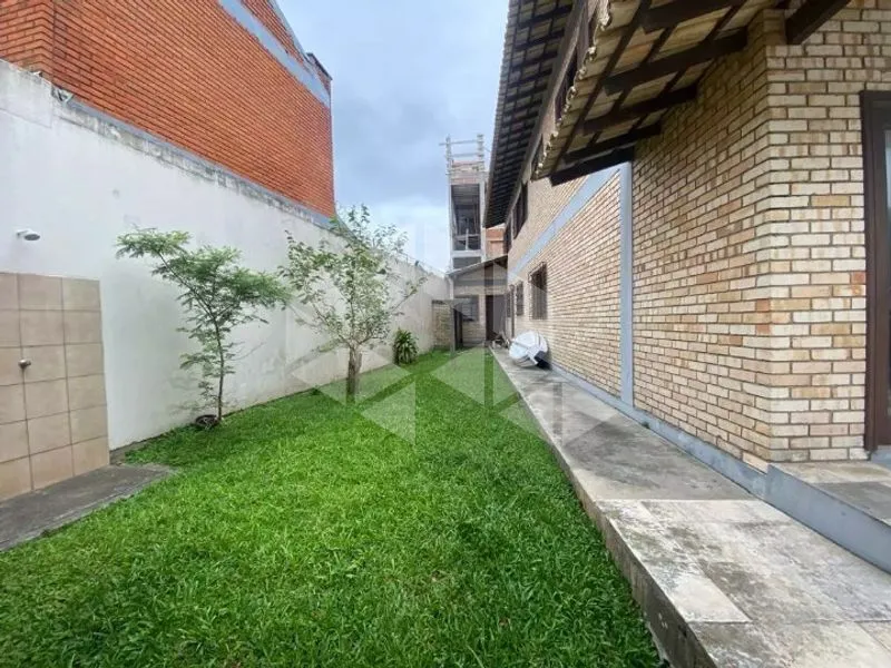 365 m² house with 7 bedrooms and a fireplace — photo 9