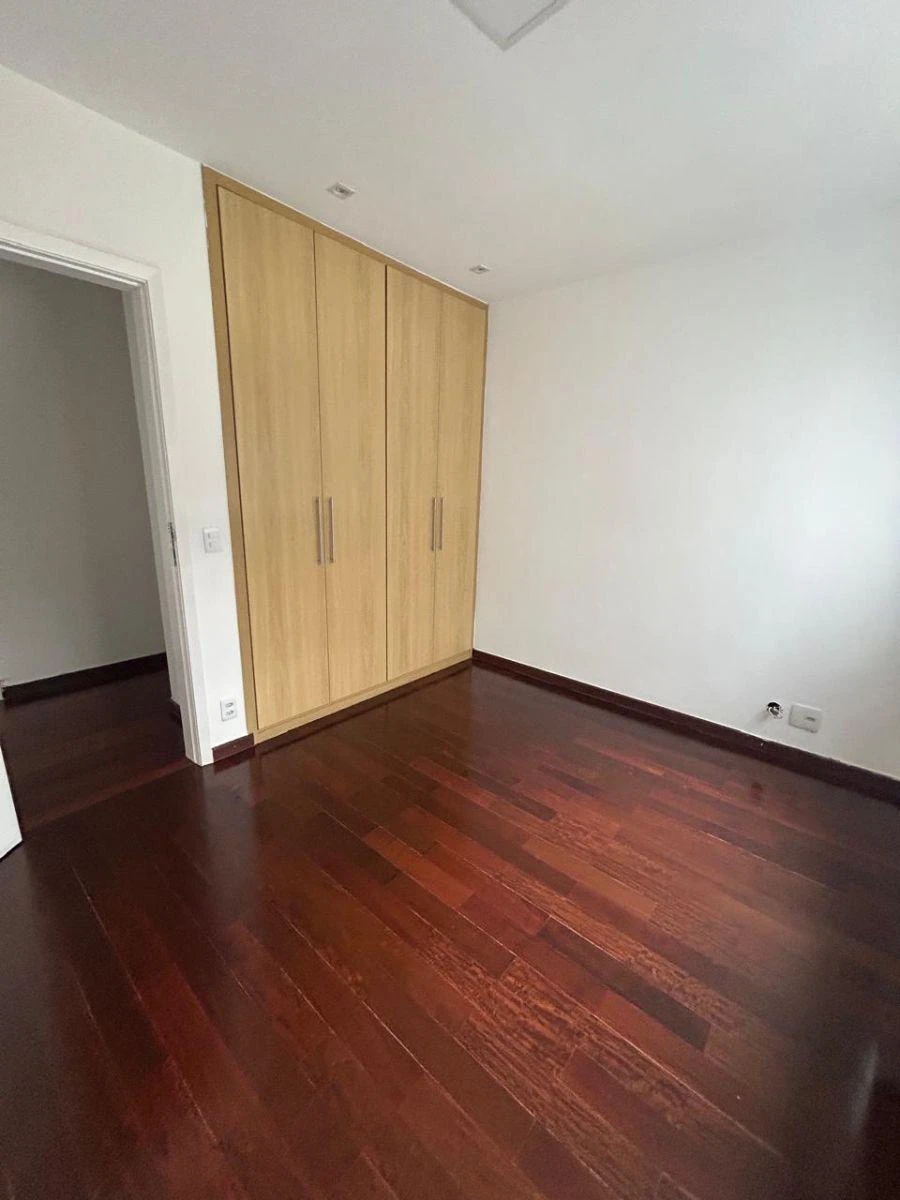 4-bedroom apartment with a walk-in closet — photo 27