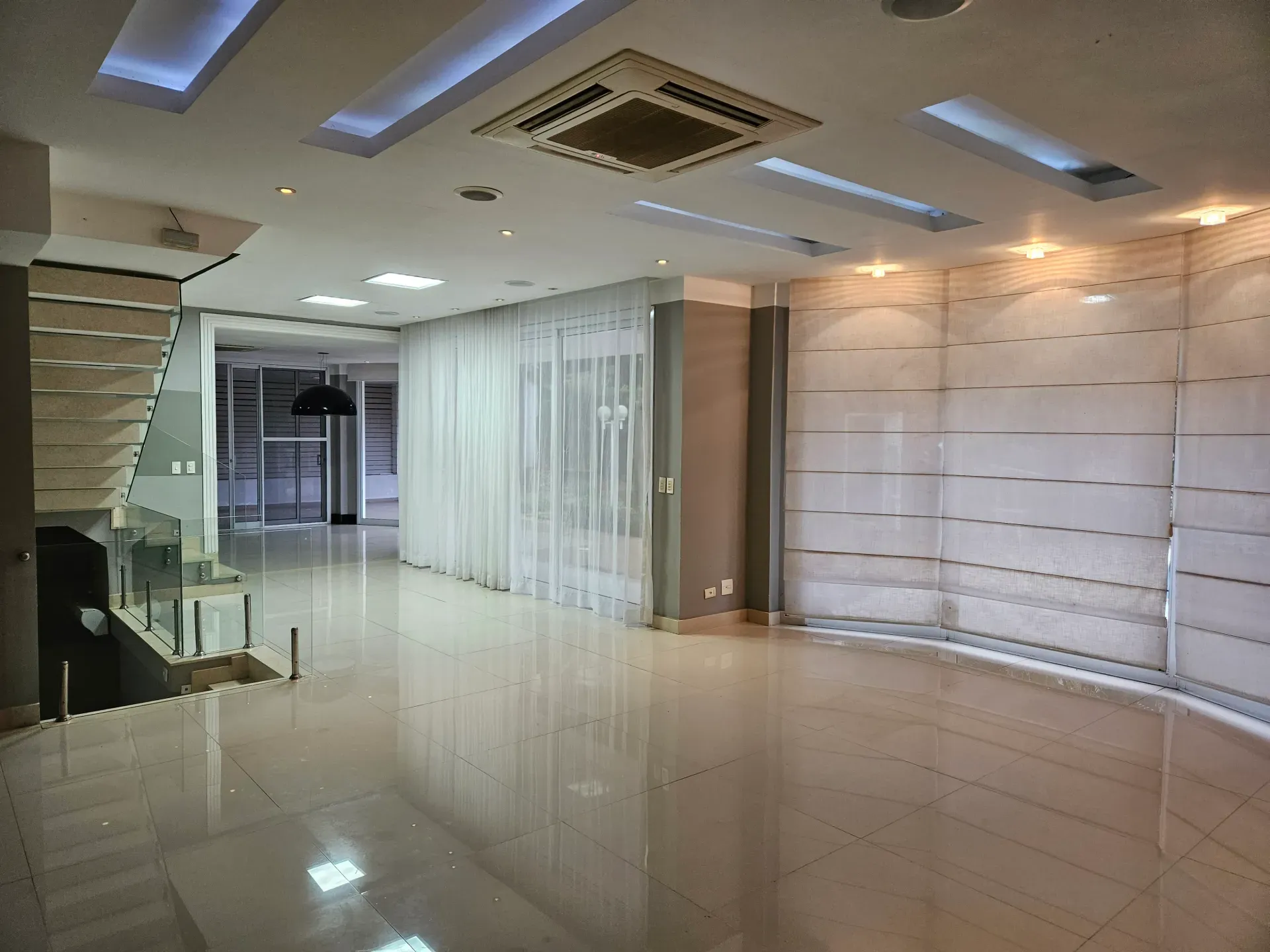6 quartos e janelas do piso ao teto: casa de 504 m² — photo 9