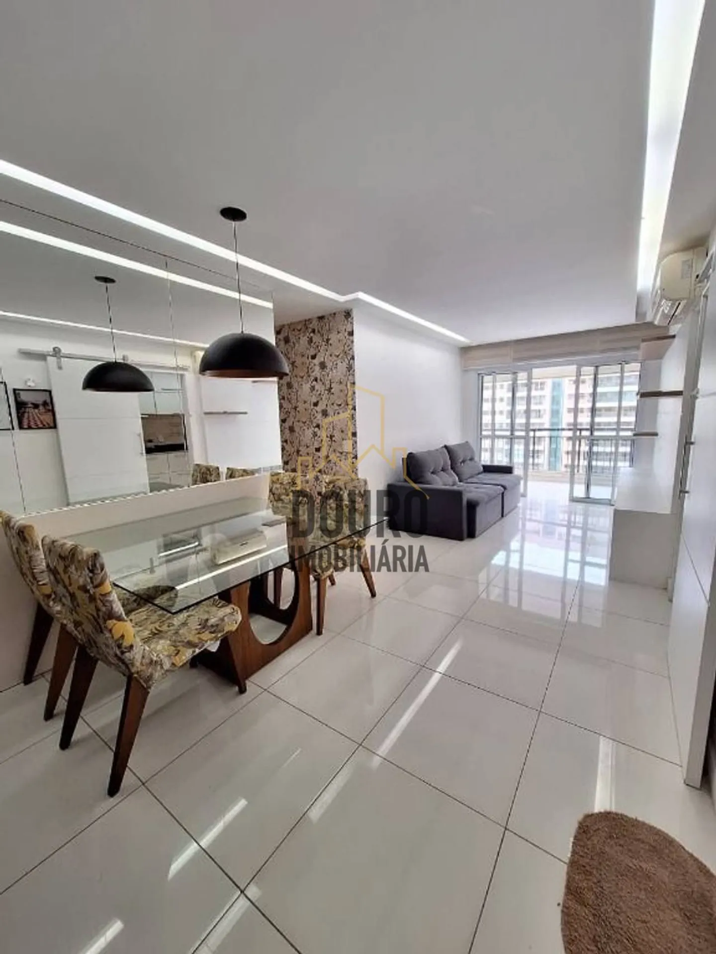 Apartamento mobiliado com 2 quartos e varanda fechada