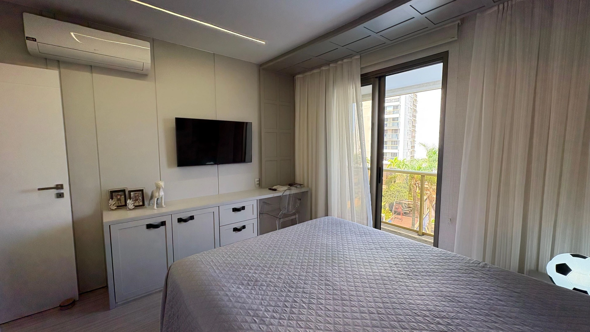 Jacuzzi in a 5-bedroom apartment, 217 m² — photo 20