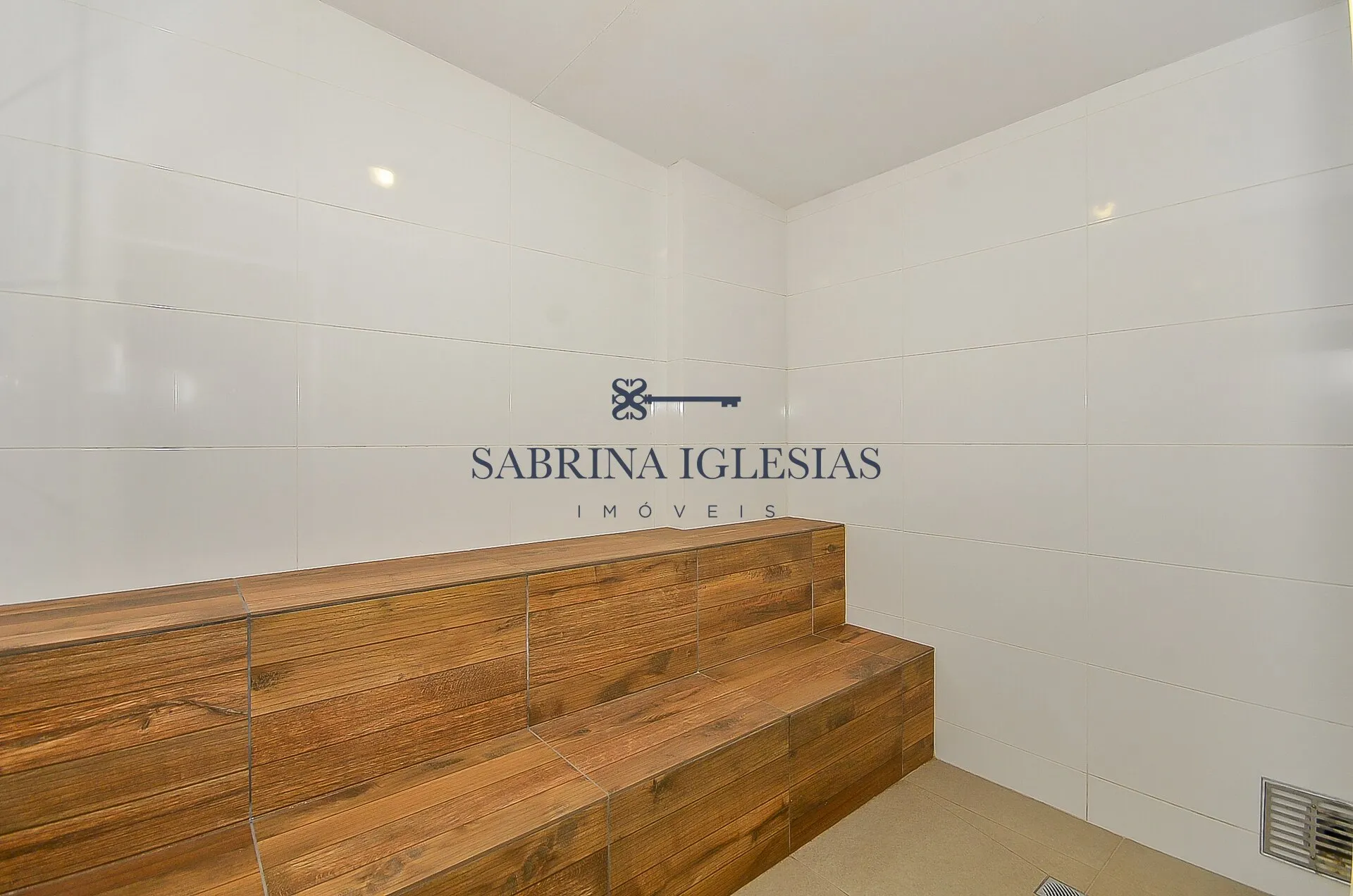 2-bedroom apartment with a bathtub — photo 19