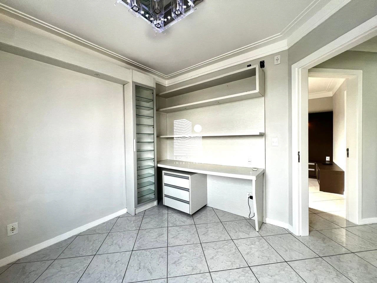 Furnished apartment, 125 m², with a glass-enclosed balcony — photo 26