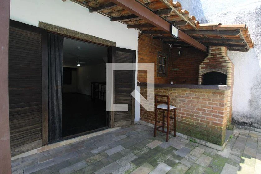 265 m² house with a home office and a bathtub — photo 49