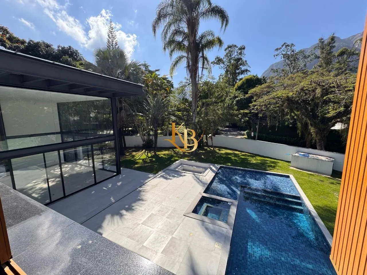 Casa com 5 quartos e área de piscina ao ar livre — photo 35