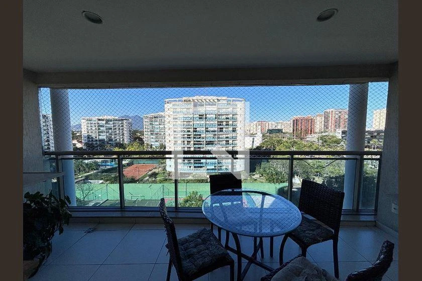 Apartamento de 206 m² com 4 suítes e varanda de vidro