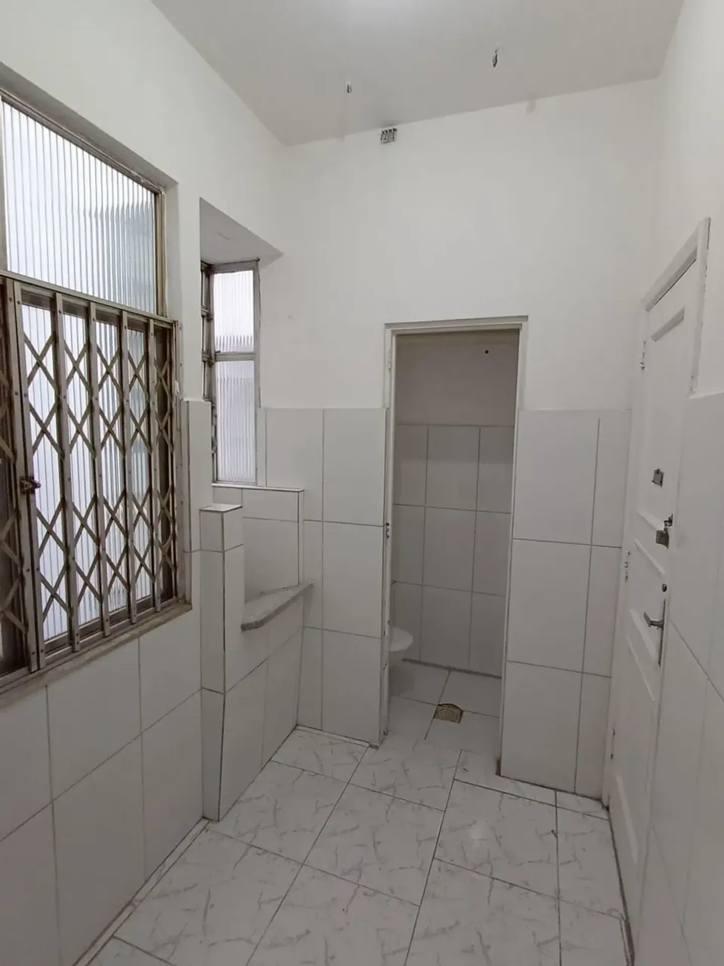 Apartment on the 4th floor with wood or laminate floors — photo 12