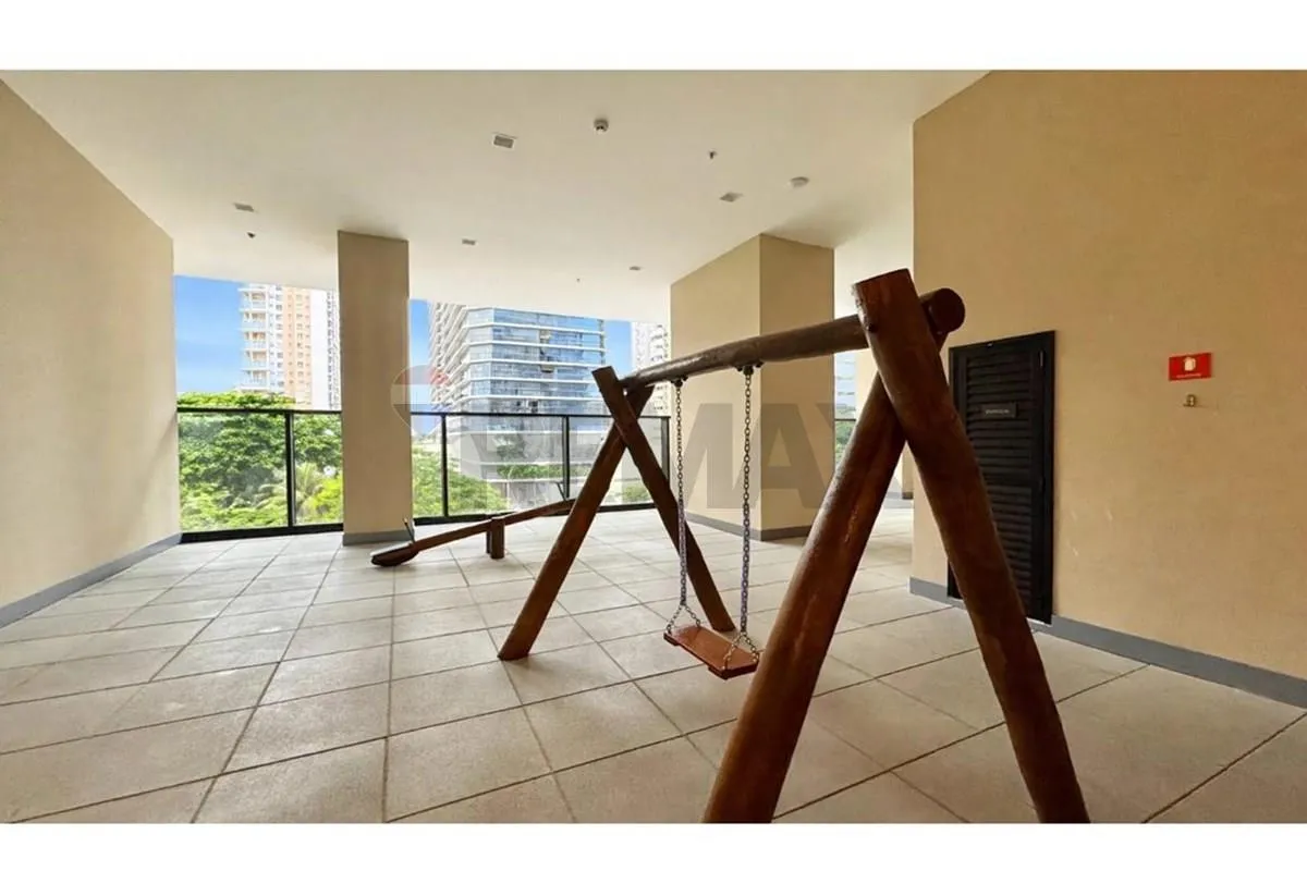 Glass-enclosed balcony in a 3-bedroom apartment, 119 m² — photo 24