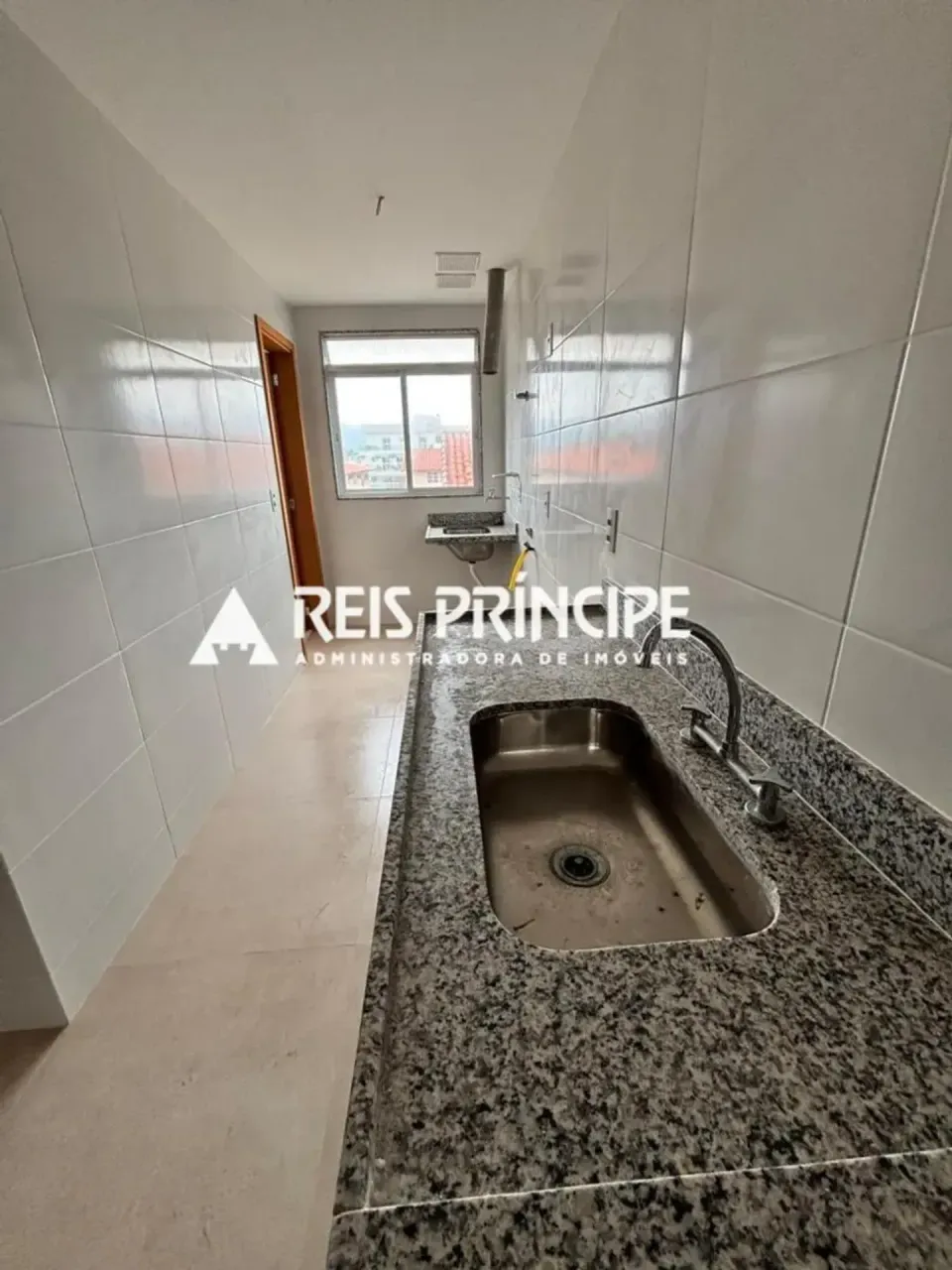 Unfurnished apartment with 4 bedrooms and a glass balcony — photo 15