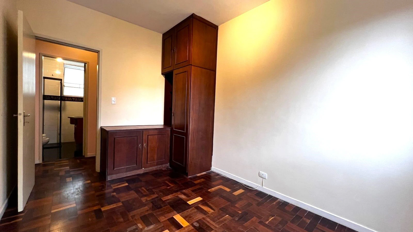 3-bedroom apartment with wood or laminate floors in Curitiba — photo 13
