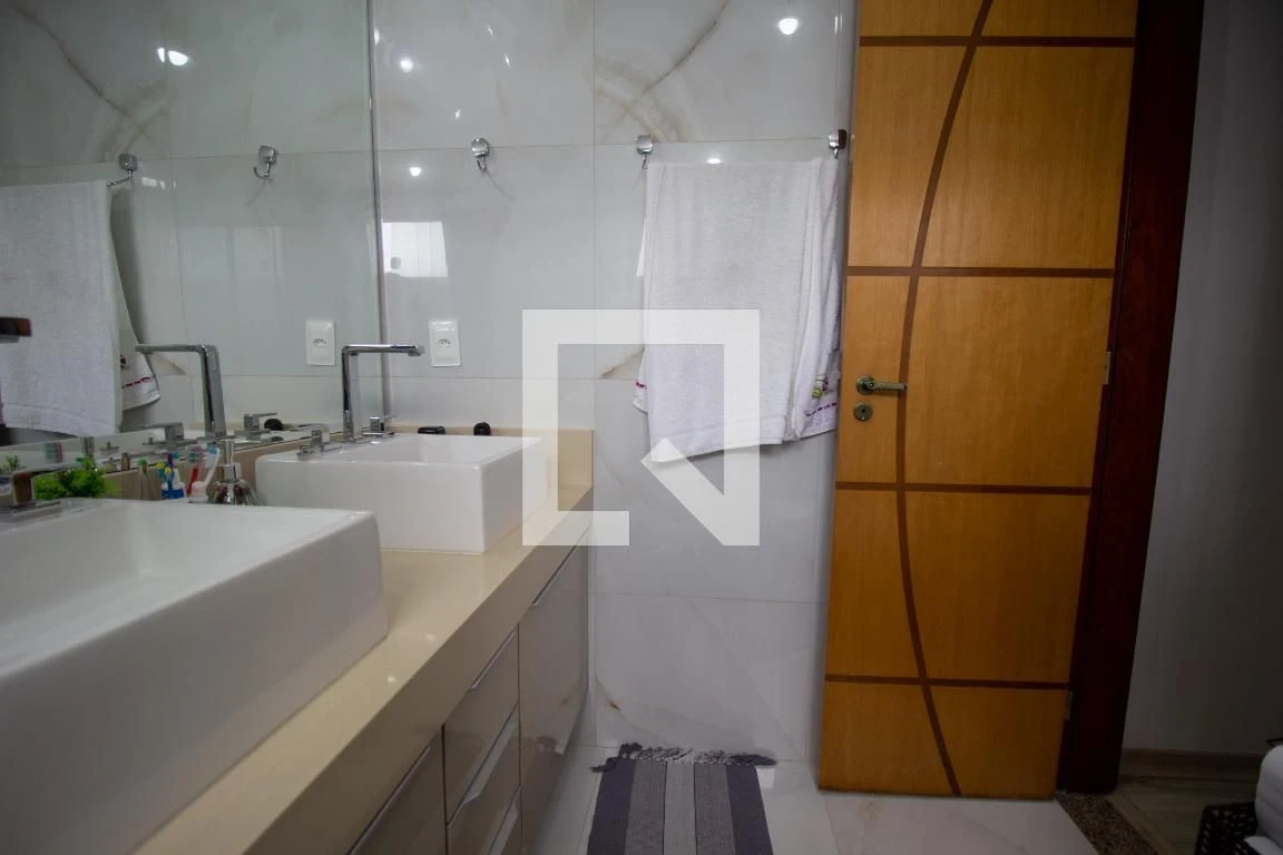 Furnished apartment with 3 en-suite bedrooms — photo 43