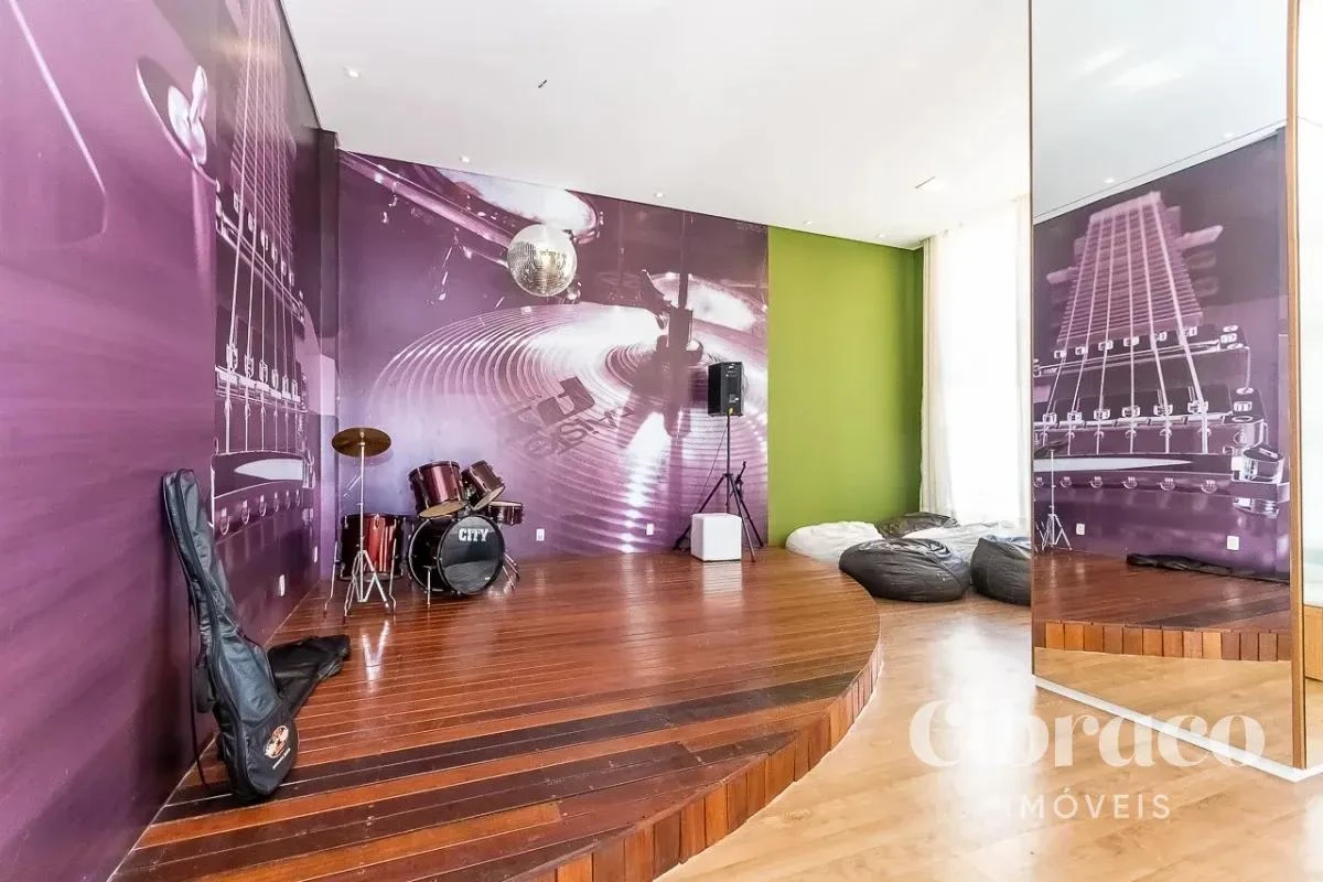 Balcony with a grill in a 4-bedroom apartment, 131 m² — photo 43