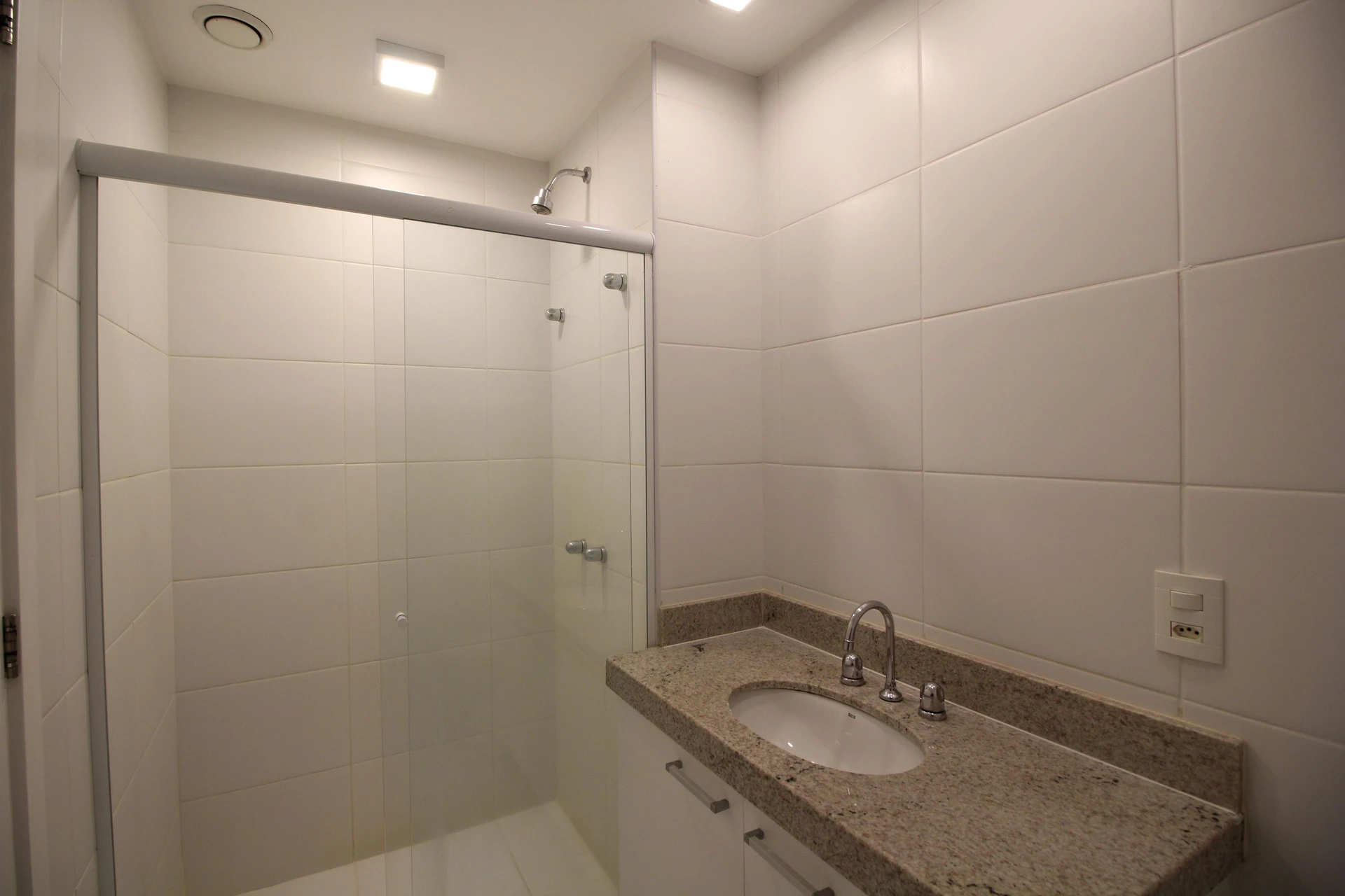 Apartamento de 2 quartos com janelas do piso ao teto — photo 40
