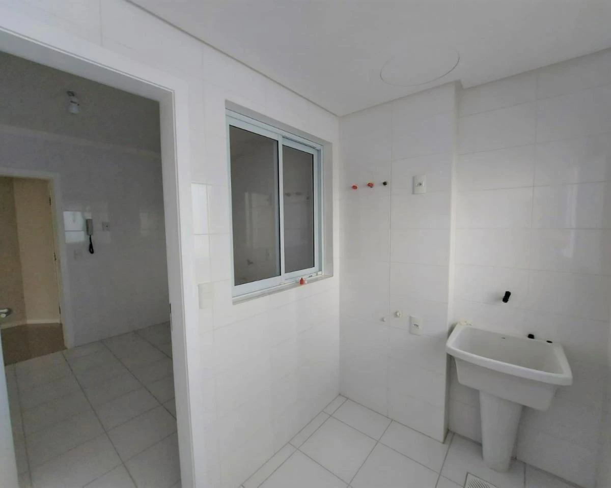 Balcony with a grill in a 3-bedroom apartment, 93 m² — photo 9