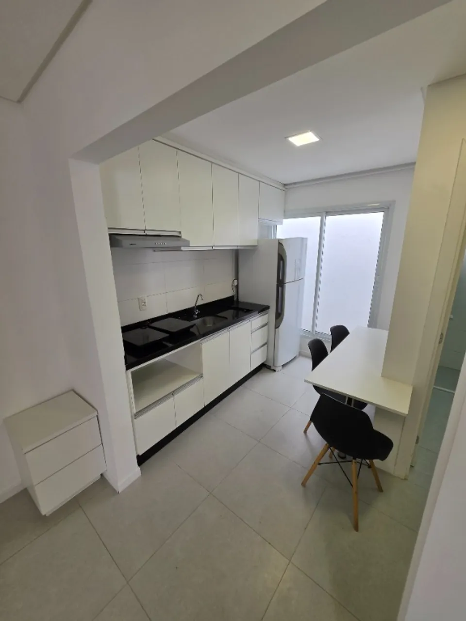 Unfurnished studio kitnet with open-plan kitchen