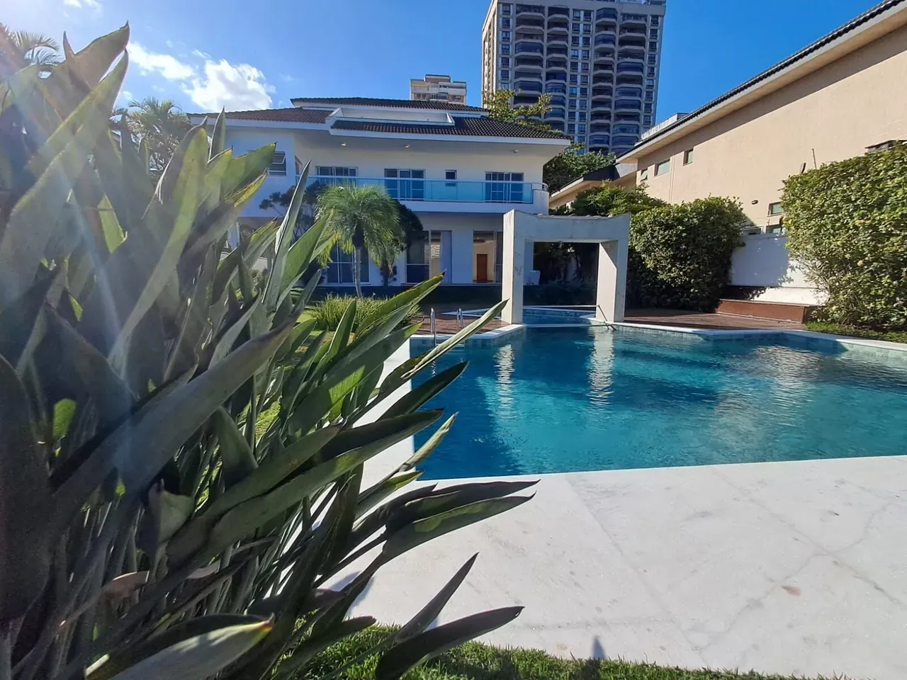 House for rent with 1,500 m², 4 bedrooms and 5 baths — photo 2