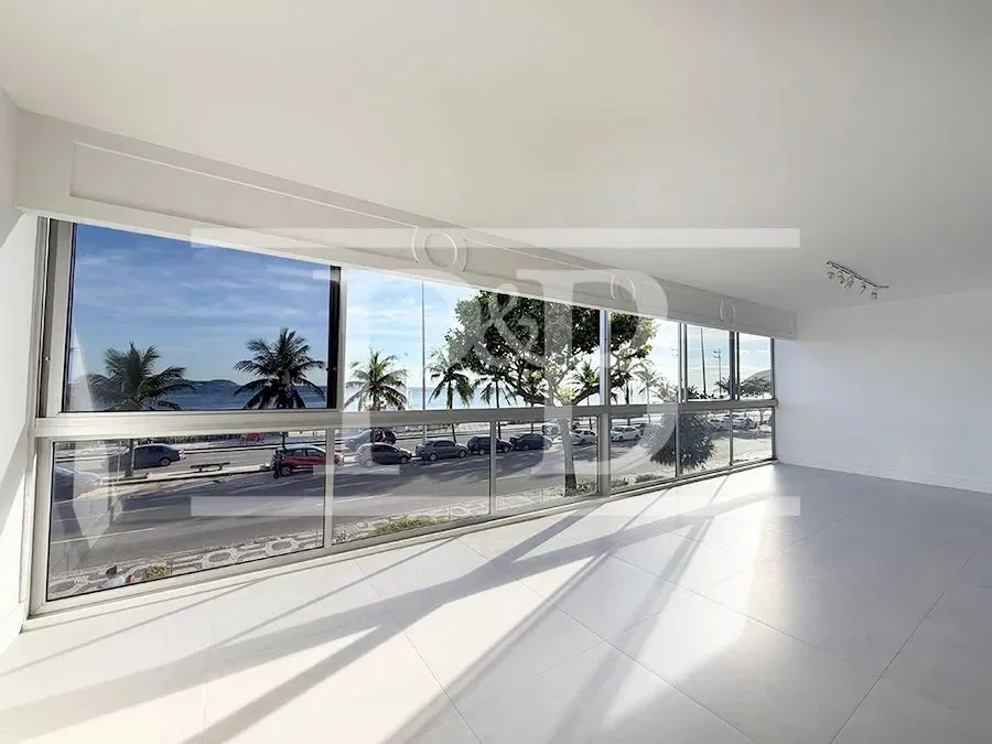 3-bedroom apartment with enclosed glass balcony — photo 3