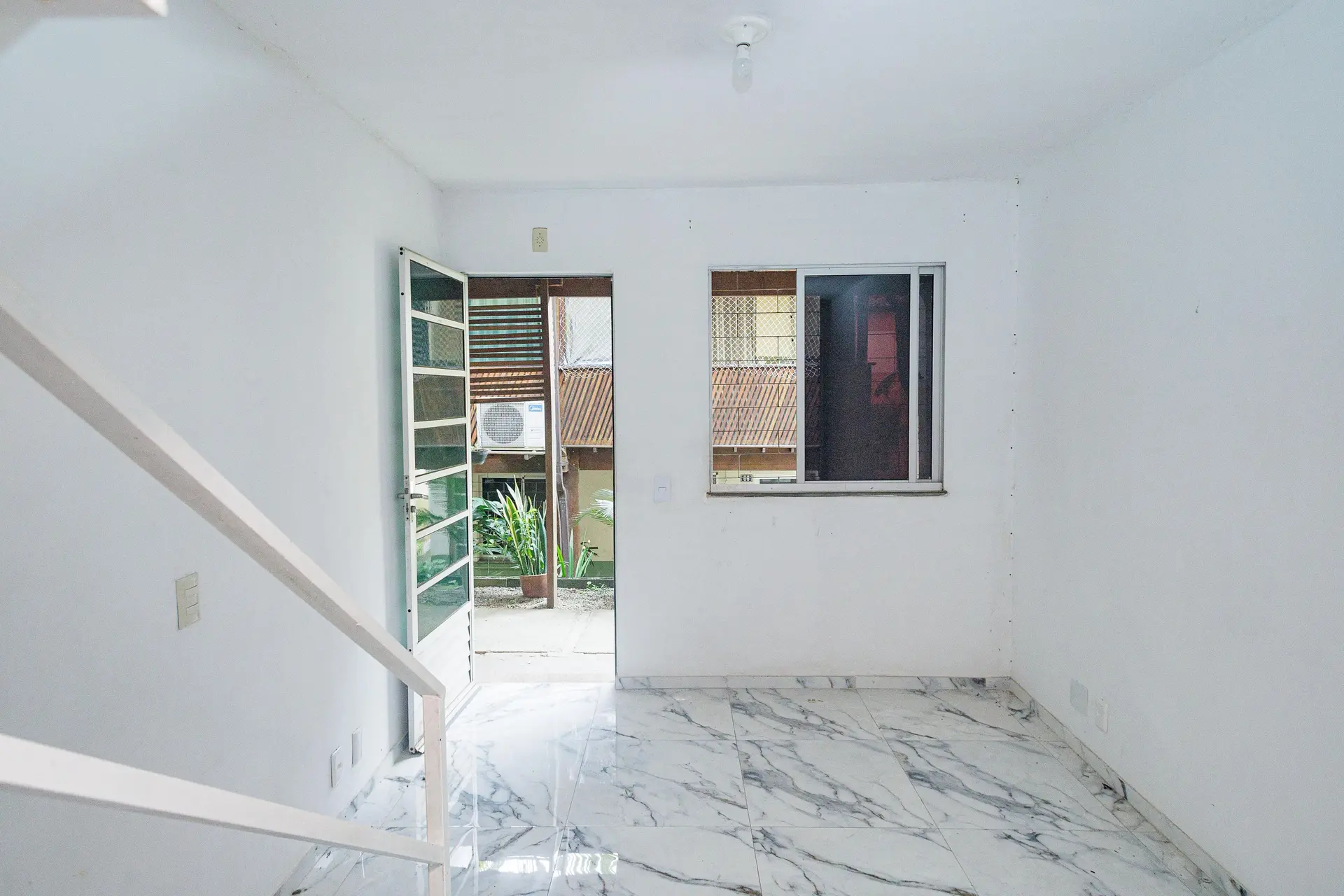 Unfurnished house with 2 bedrooms and a backyard — photo 4