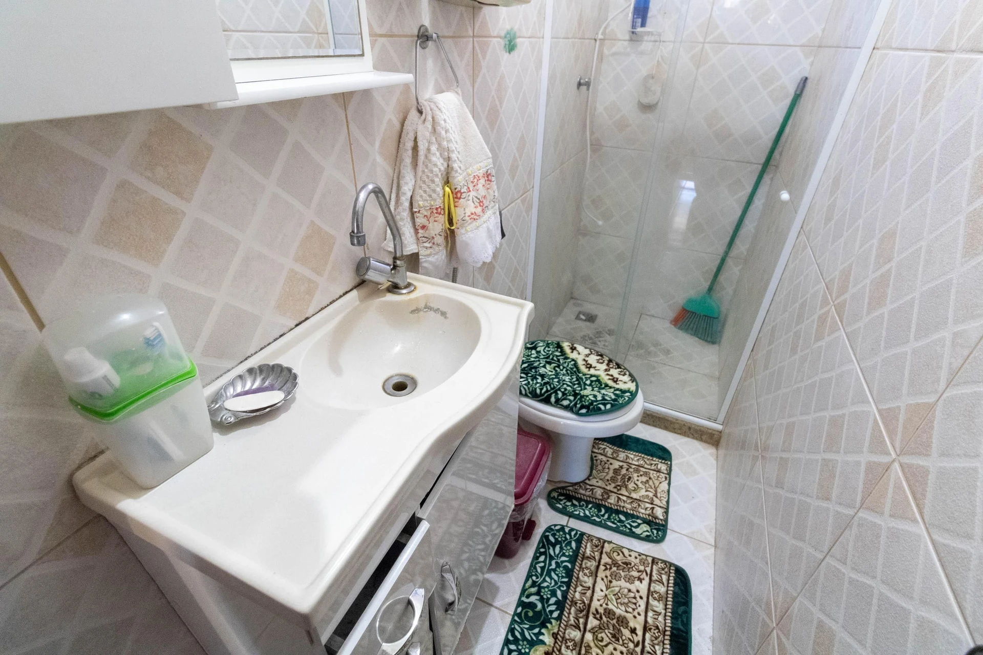 Casa mobiliada com 3 quartos e cozinha com fogão a gás — photo 42