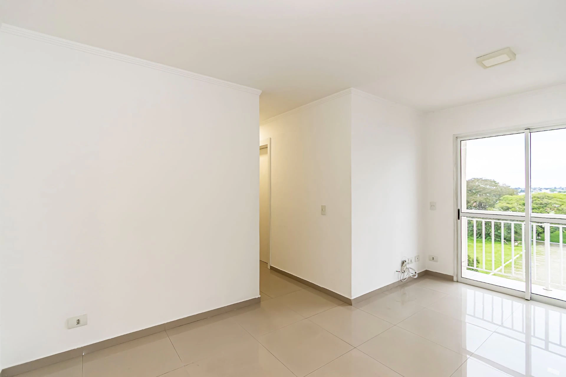 3-bedroom apartment in a building with a pool