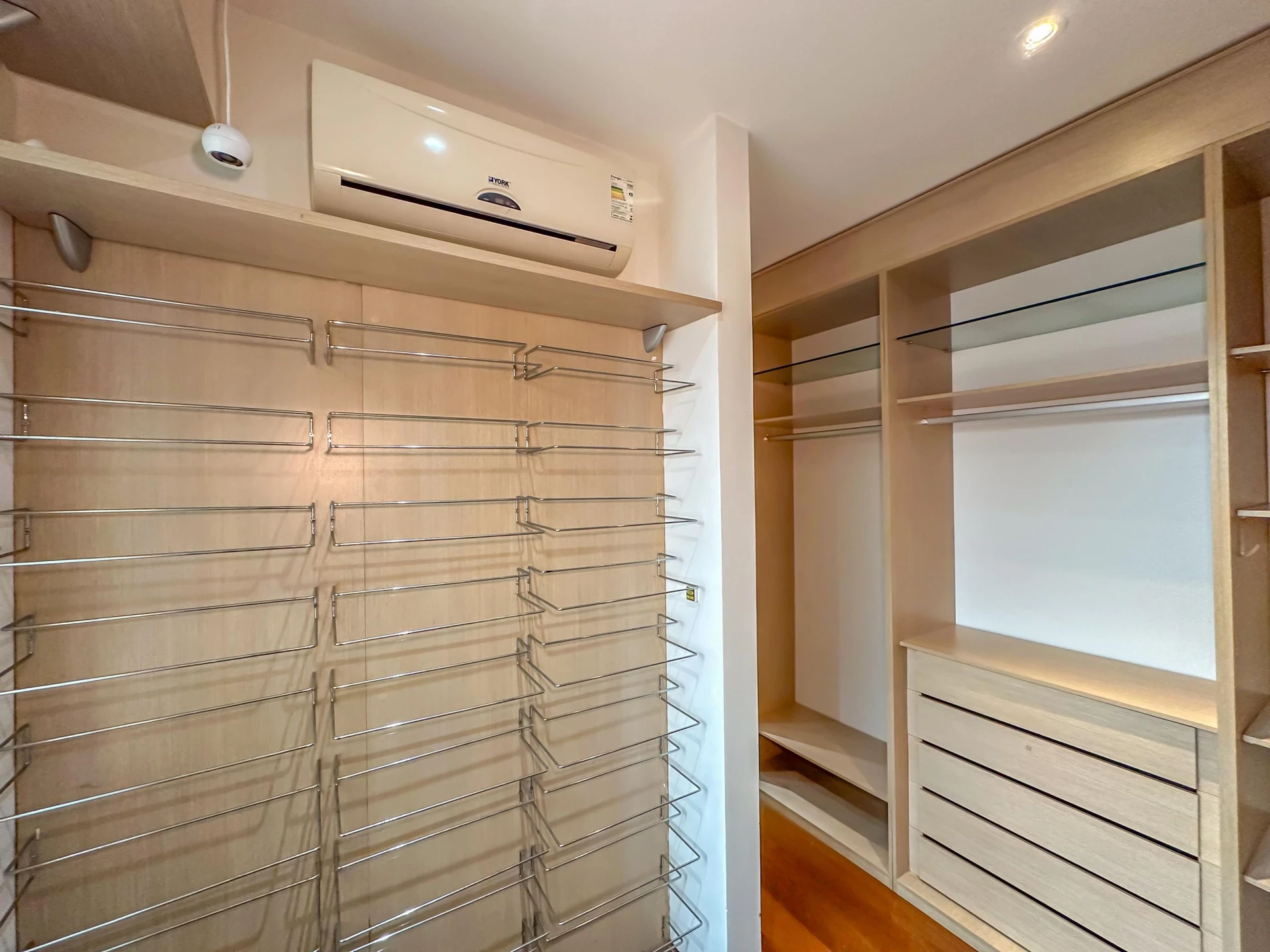 Apartment, 275 m², with a glass-enclosed balcony — photo 36
