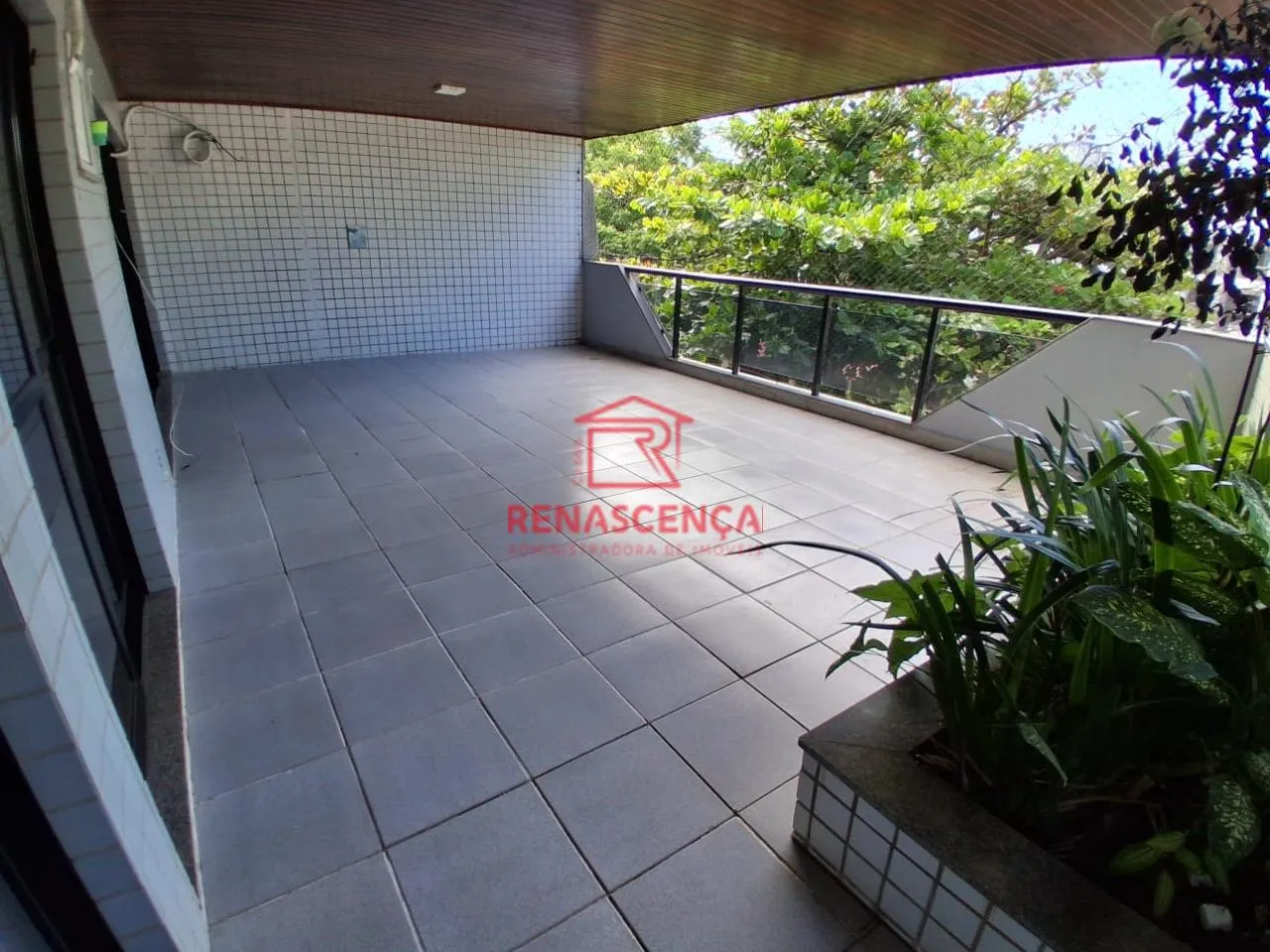 Apartamento sem mobília com 3 quartos, piso de madeira — photo 3