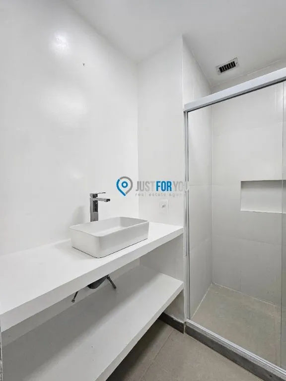 Walk-in closet in a 3-bedroom apartment, 128 m² — photo 6