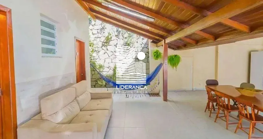 Furnished house with 5 bedrooms and 300 m²