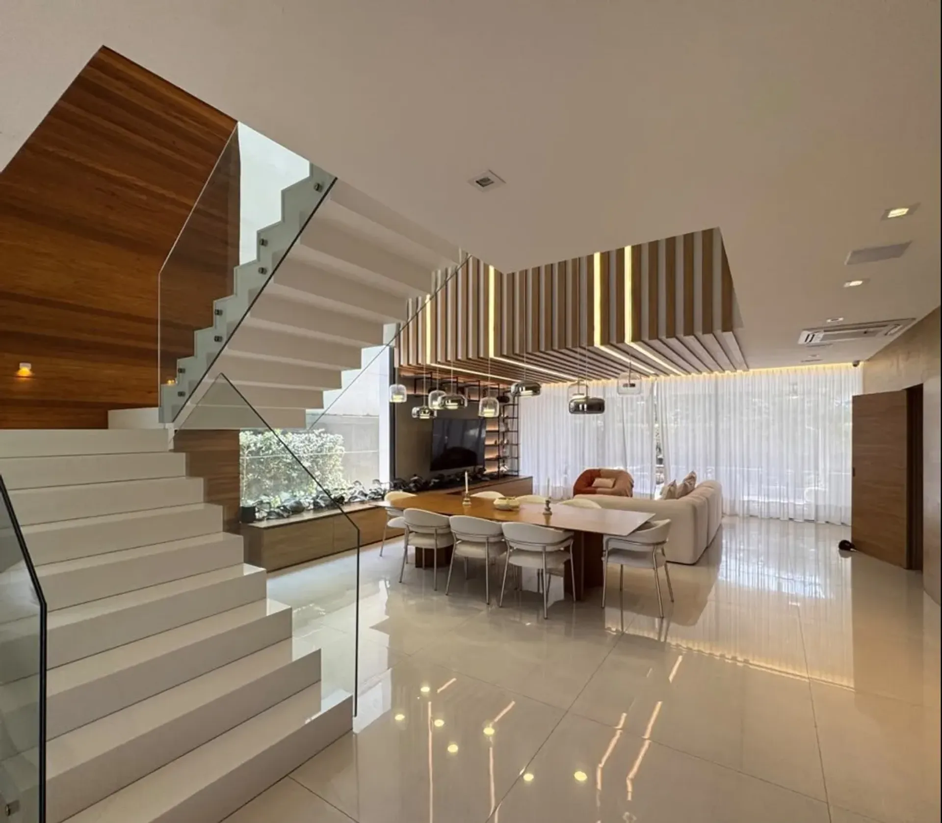 Furnished house, 800 m², with floor-to-ceiling windows — photo 12
