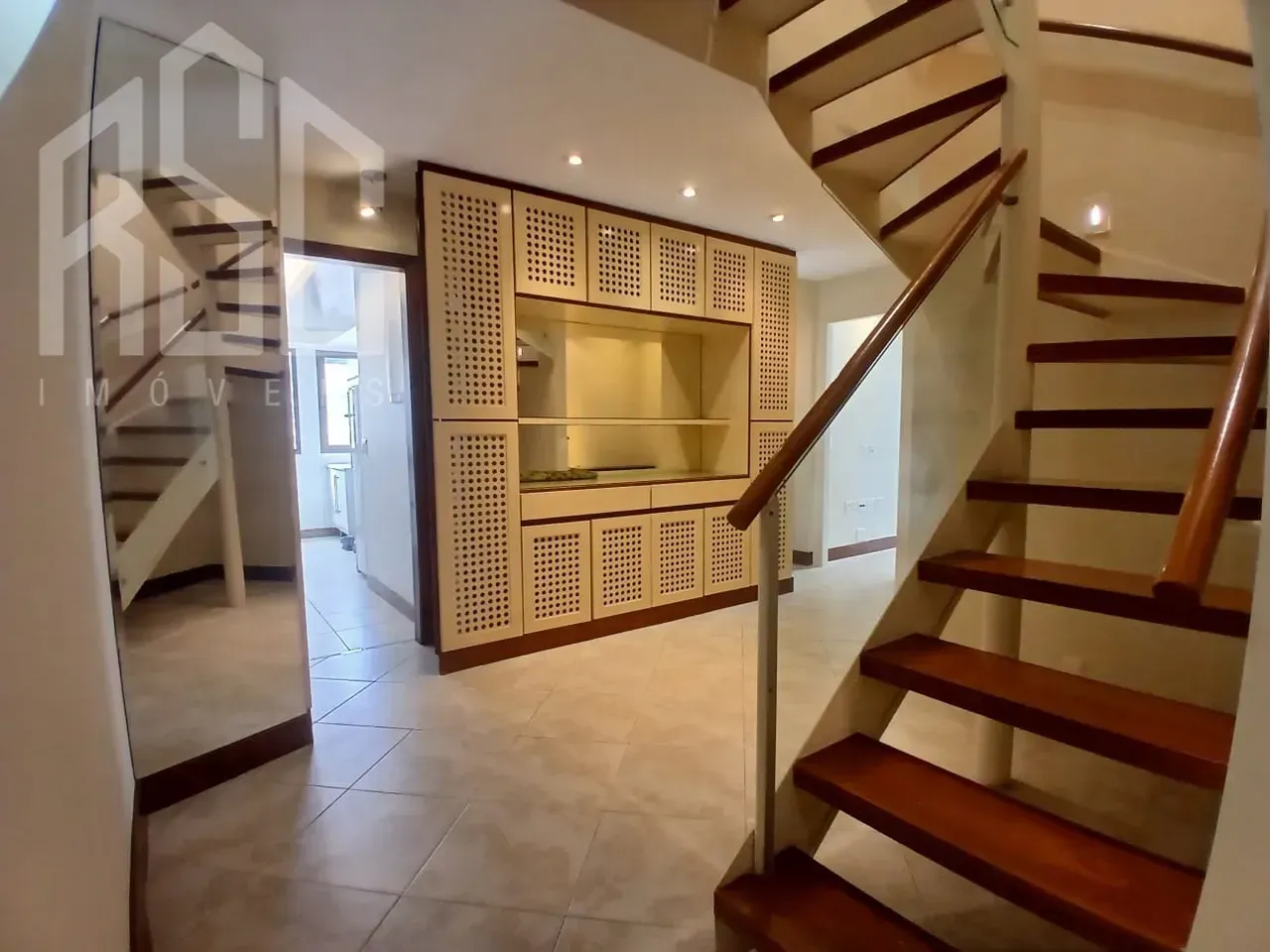 Balcony with a grill in a 2-bedroom apartment, 153 m² — photo 45