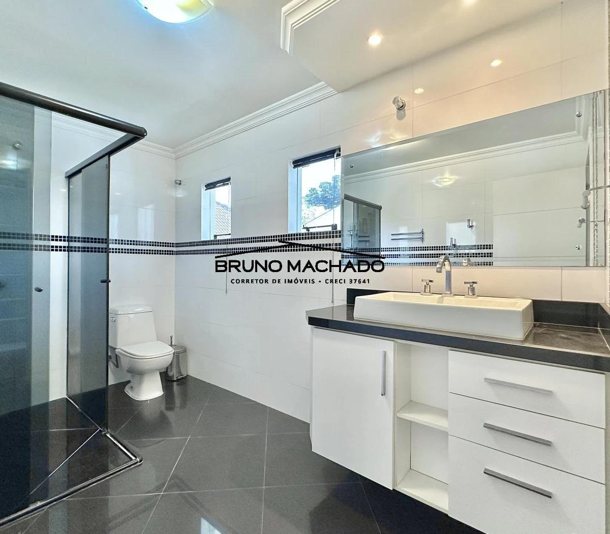 3-bedroom house with a walk-in closet in Curitiba — photo 47
