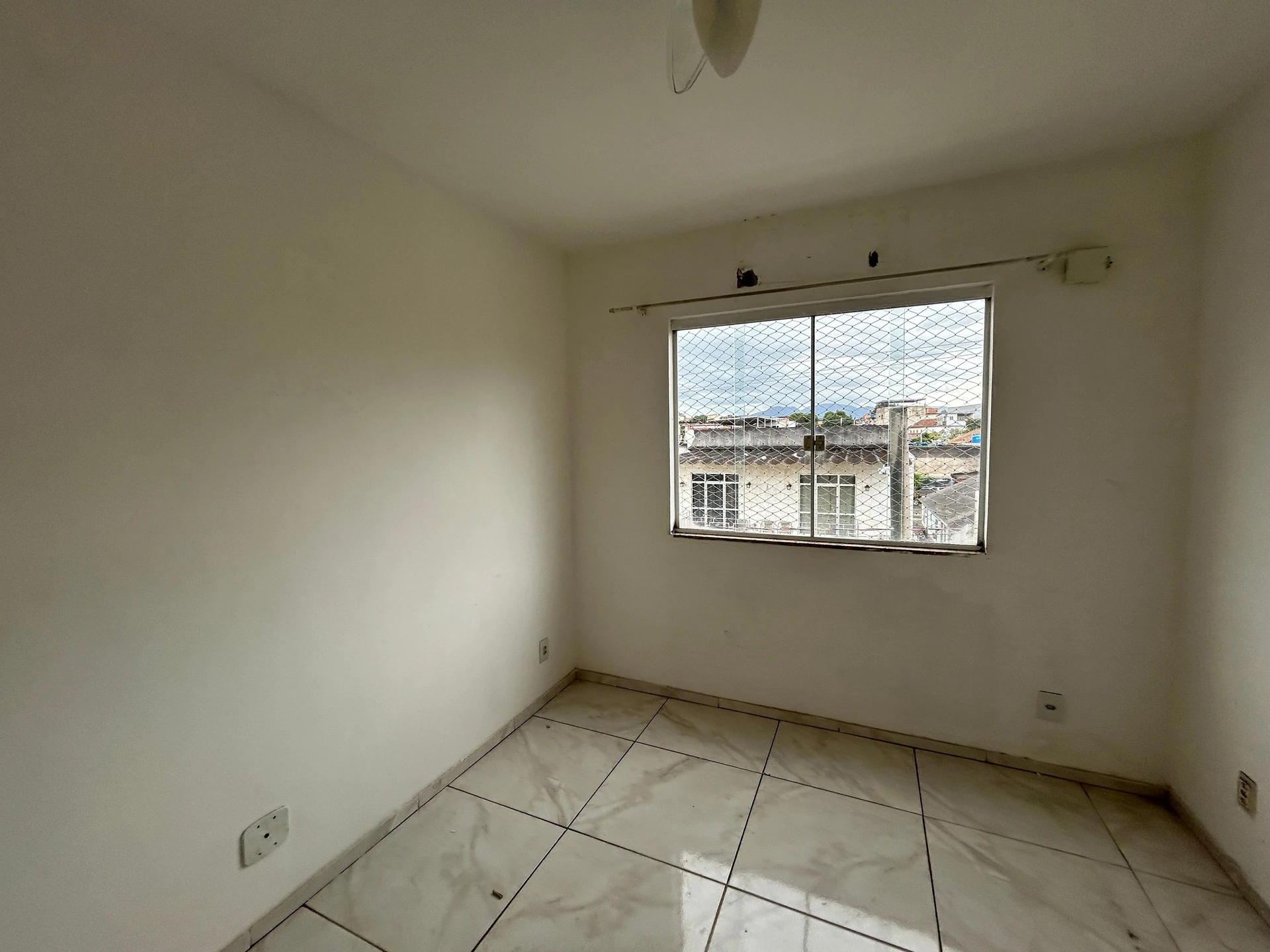 Balcony with a grill in a 3-bedroom apartment, 130 m² — photo 16
