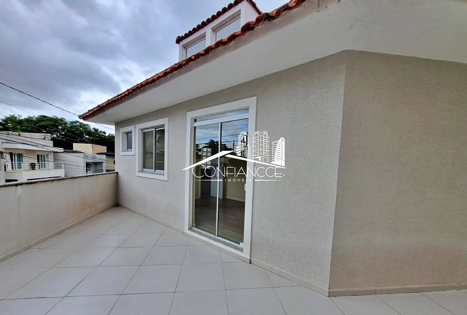 Bathtub in a 3-bedroom house, 350 m² — photo 11