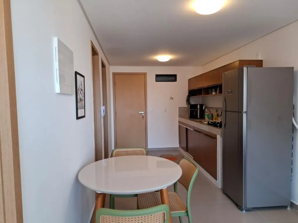 Furnished 2-bedroom apartment with suite and balcony — photo 4