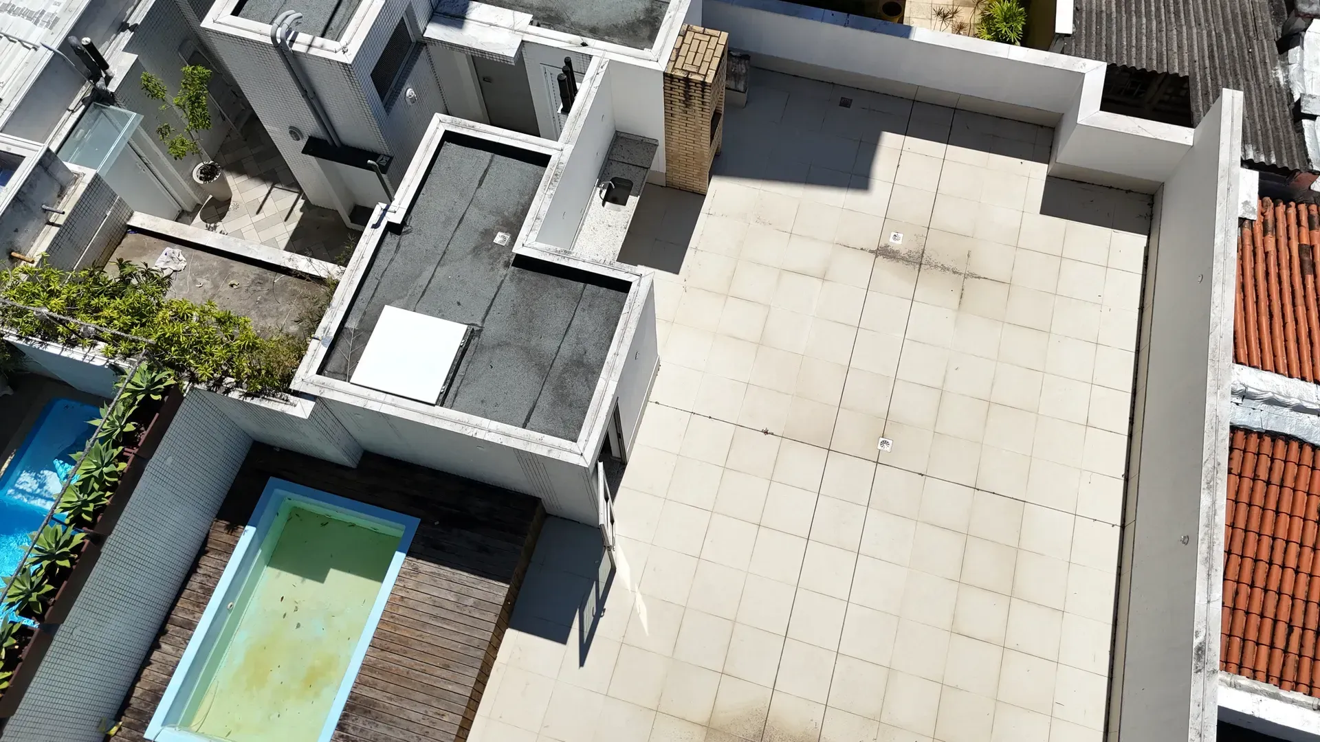 Apartment with balcony, 3 bedrooms and 2 parking spots — photo 54