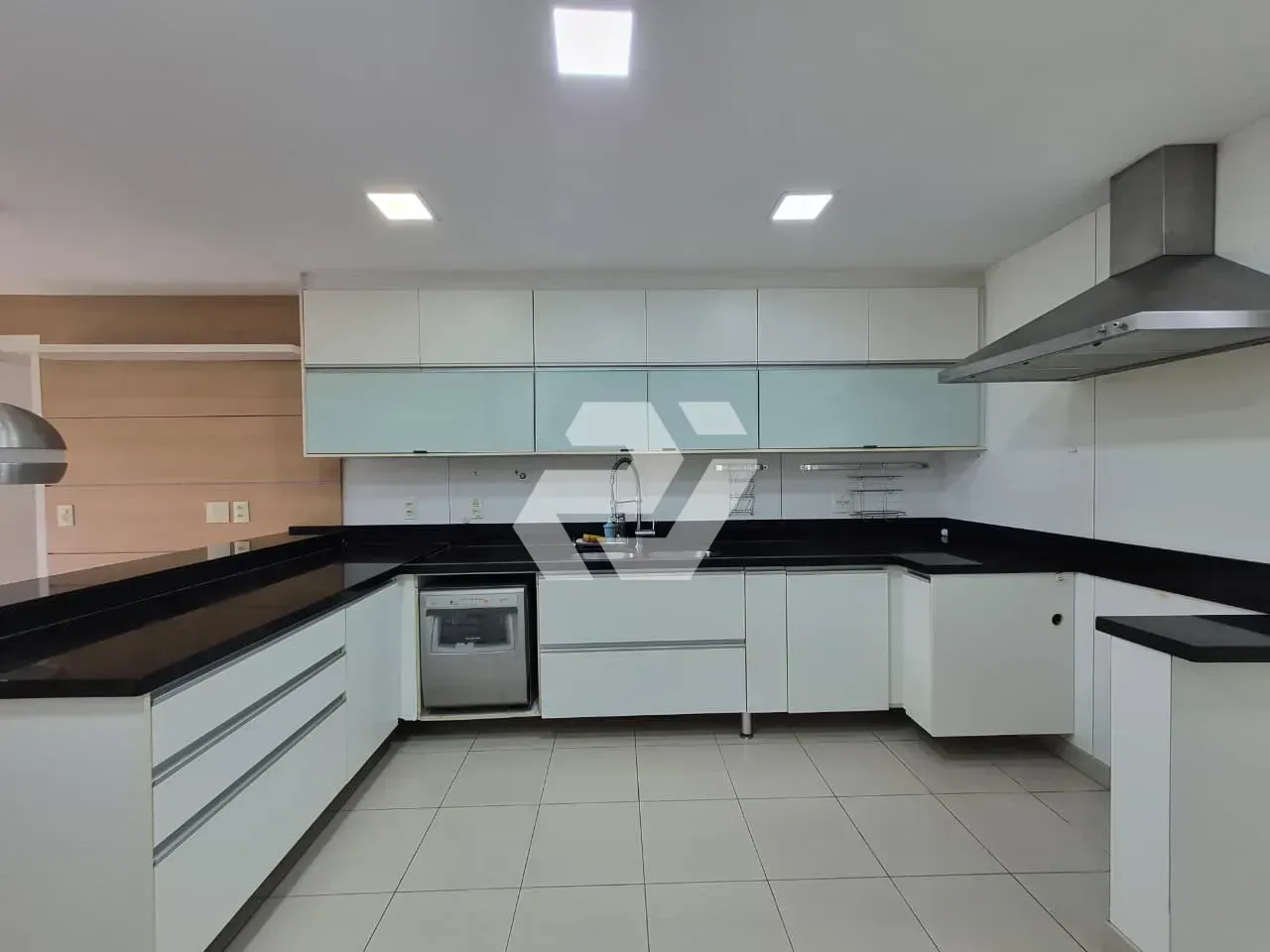 4-bedroom apartment with an enclosed glass balcony — photo 43