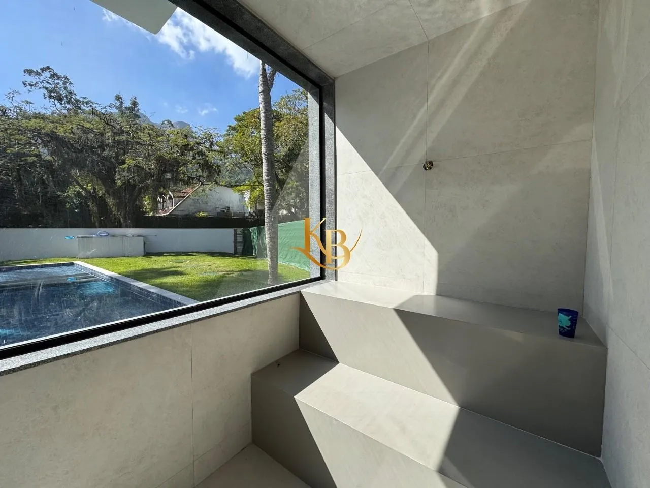 Casa com 5 quartos e área de piscina ao ar livre — photo 14
