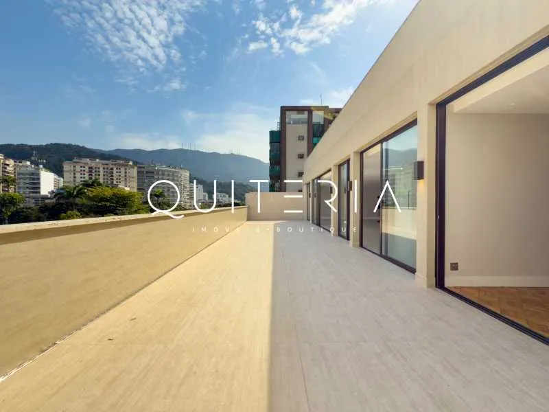 Penthouse apartment with 4 bedrooms and a balcony — photo 16