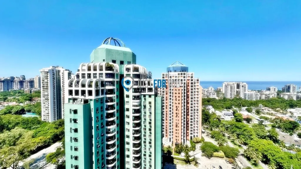 3-bedroom apartment with 4 baths and balcony — photo 3