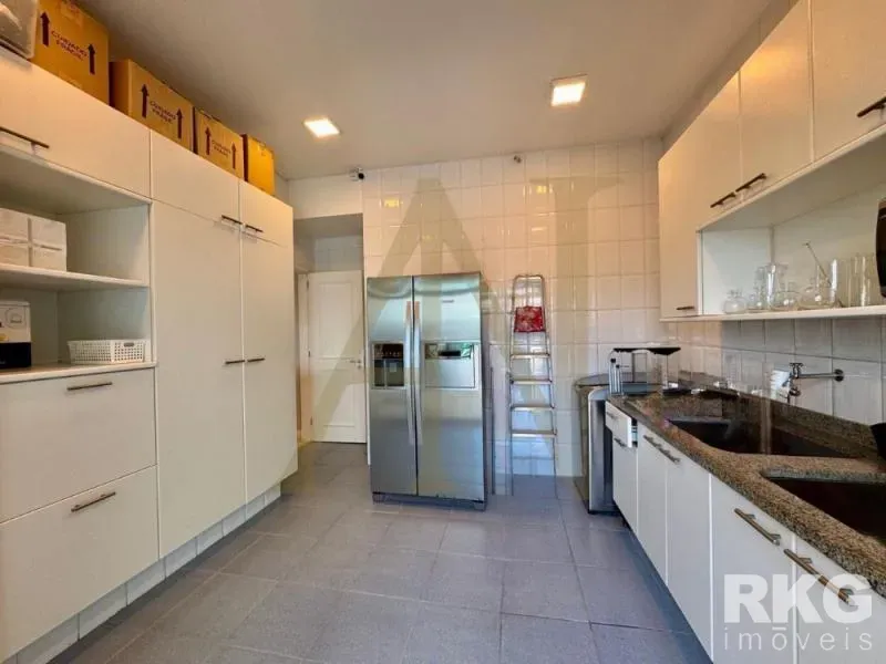Furnished apartment with 4 bedrooms and water and city views — photo 14