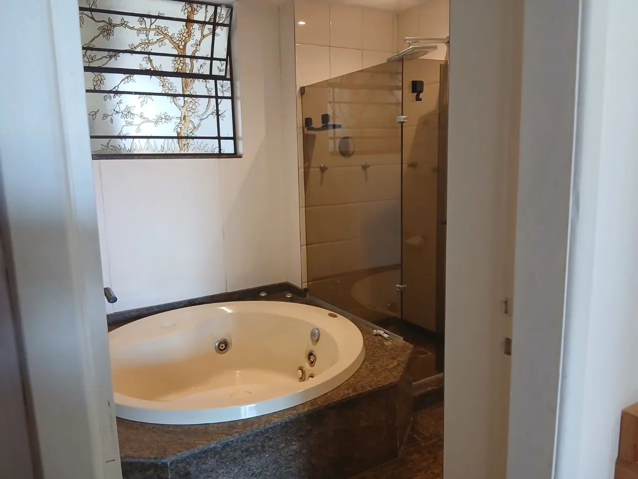Furnished 4-bedroom apartment with a gas stove kitchen — photo 4