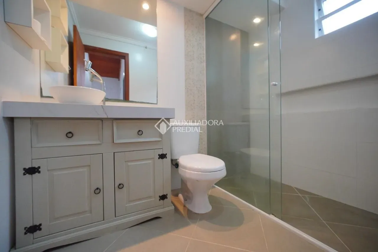 Walk-in closet in a 3-bedroom house, 140 m² — photo 24