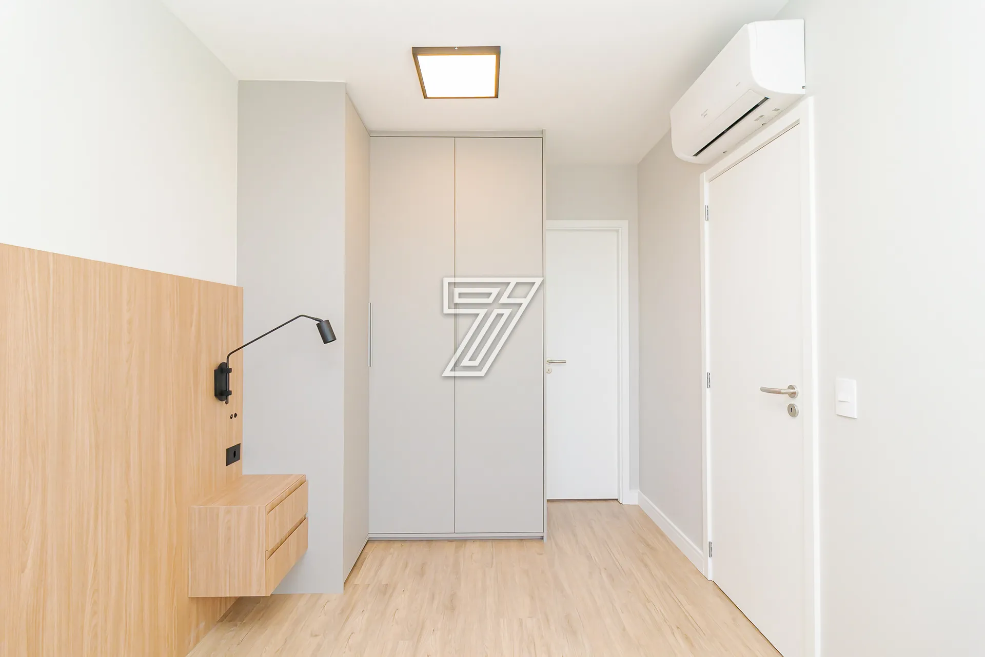 Floor-to-ceiling windows in a one-bedroom apartment, 29 m² — photo 11