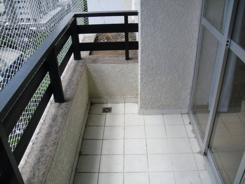 Wood or laminate floors in a 2-bedroom apartment, 122 m²