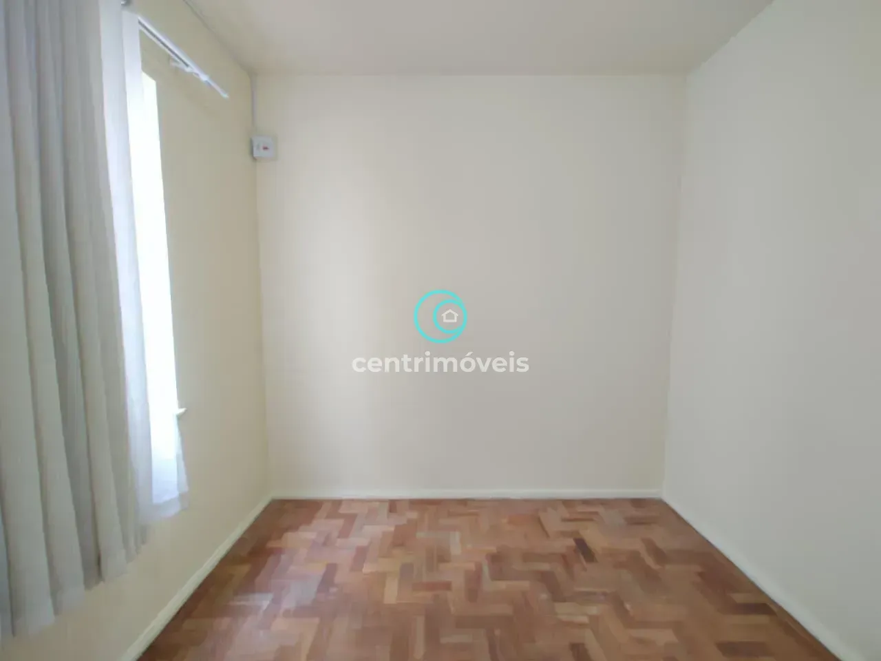 Wood or laminate floors in a one-bedroom apartment, 52 m² — photo 26