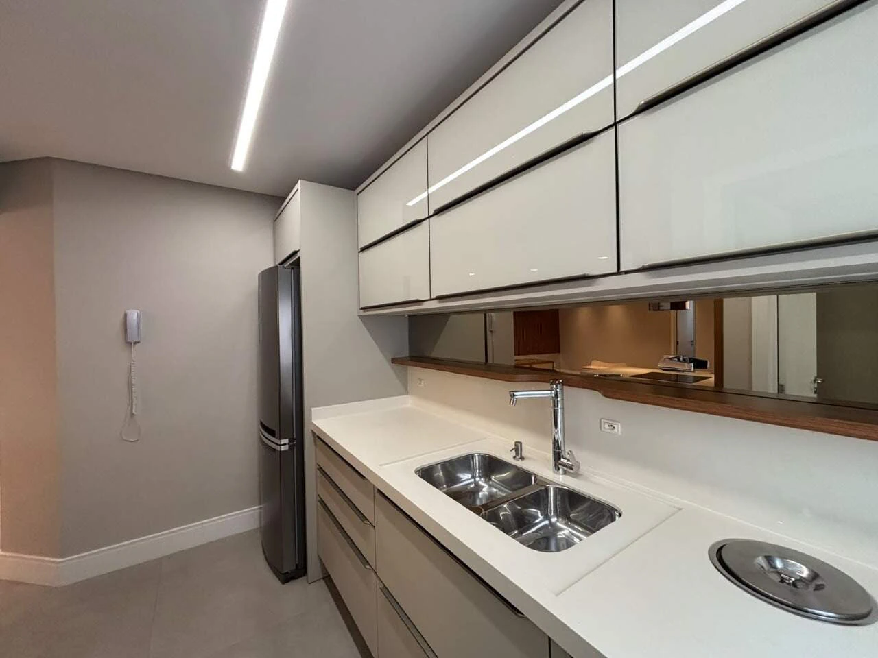 3-bedroom apartment in a building with a gym — photo 9