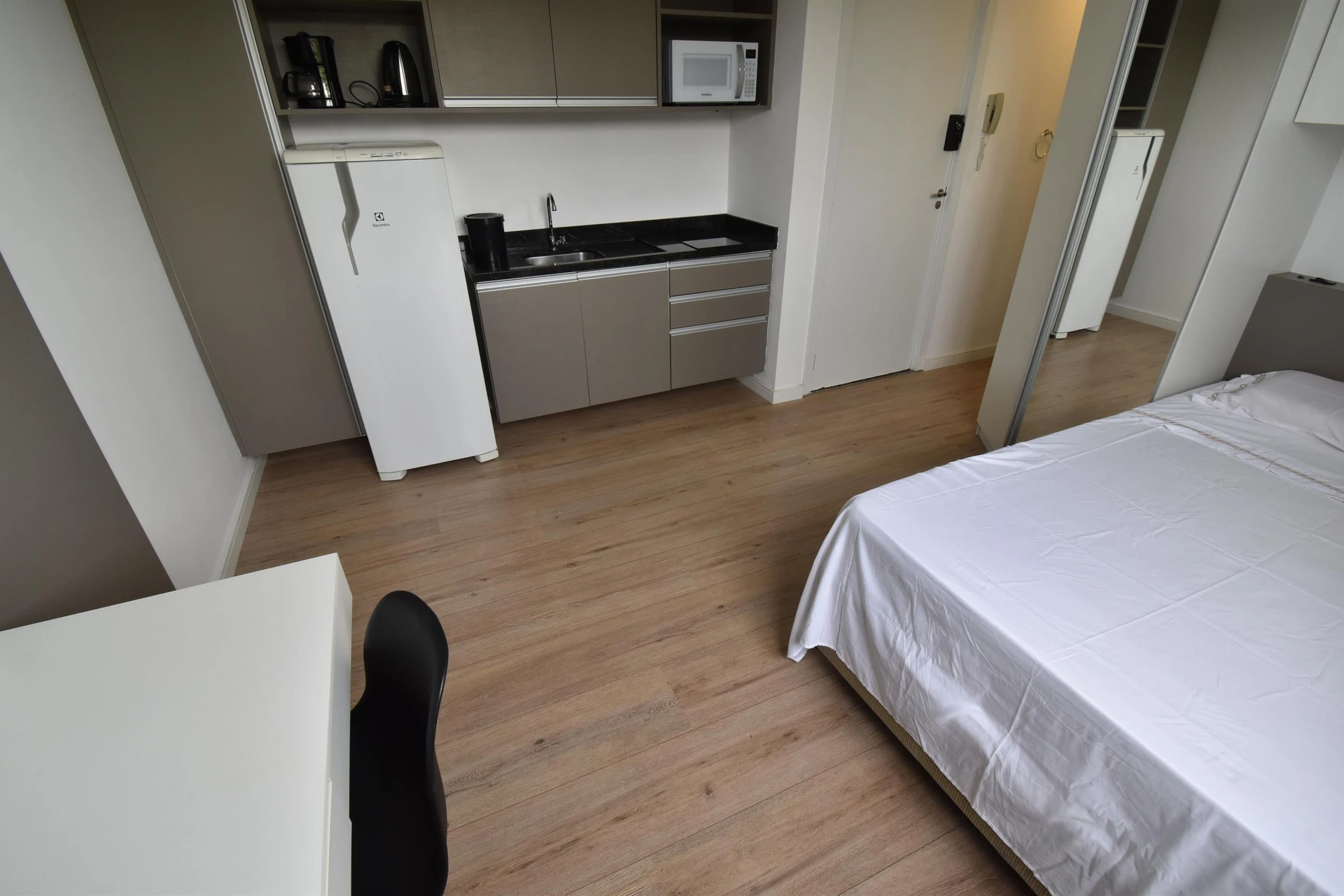 Студия 17 м² со стиральной машиной и рабочим местом — photo 5