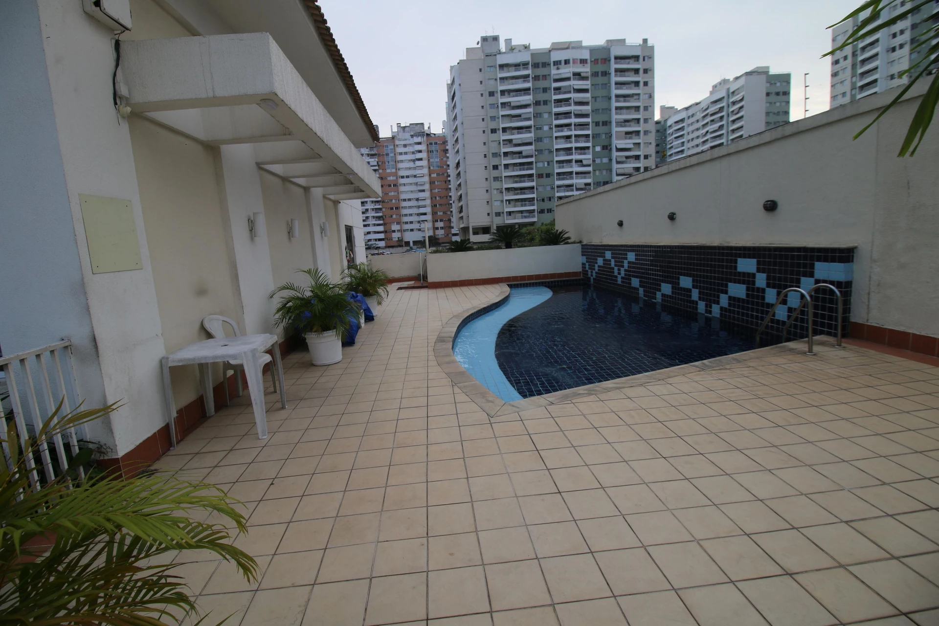 2-bedroom apartment with 1 bathroom and condo pool — photo 39