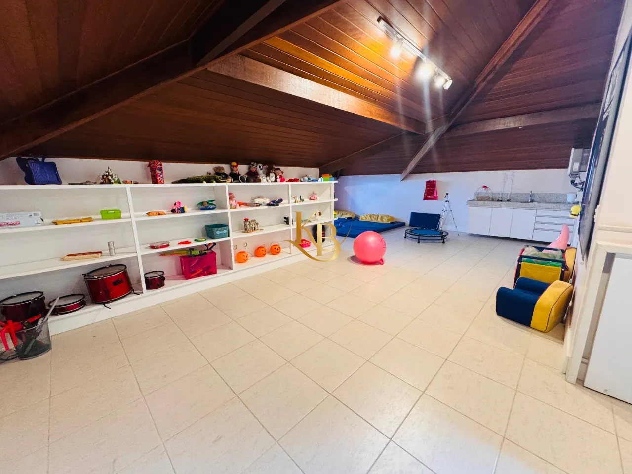 Дом 600 м² с 4 спальнями и балконом с барбекю — photo 45